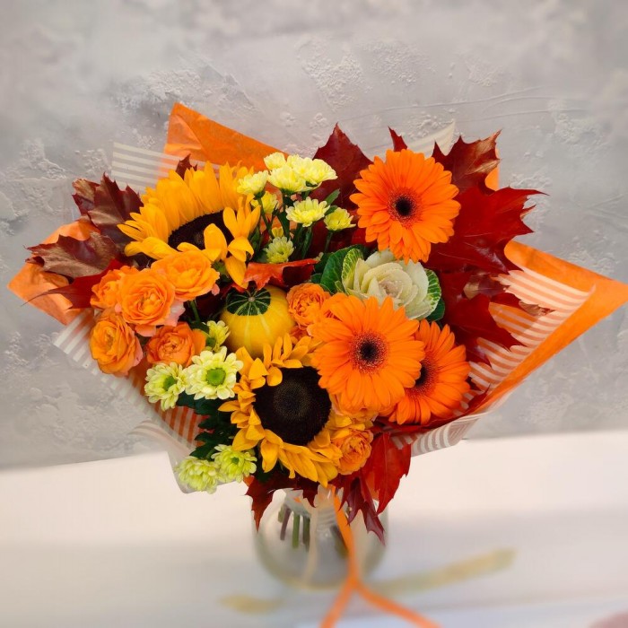 Букет с подсолнухами и хризантемами